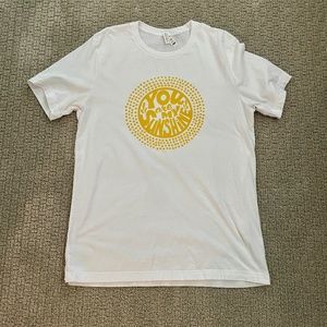 Women's Short Sleeve Graphic T Shirt, White with Yellow graphic, L, EUC